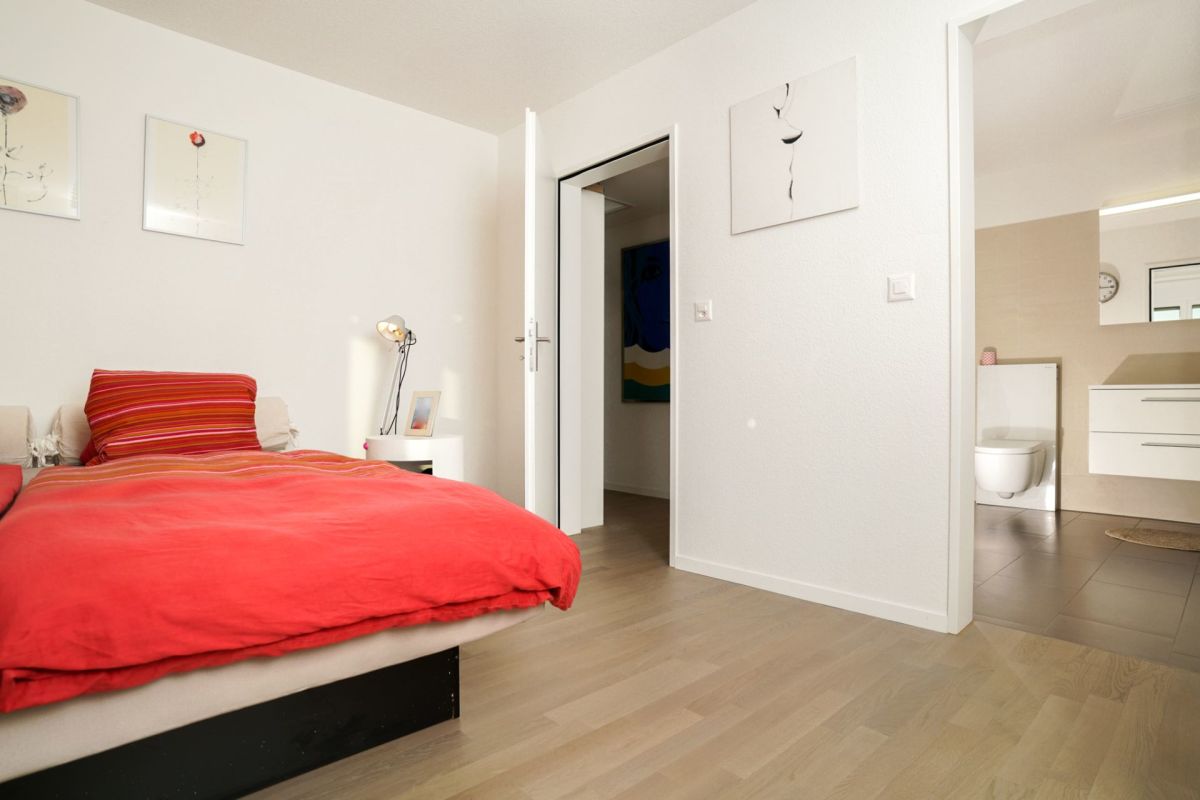 Schlafzimmer mit Blick ins Bad