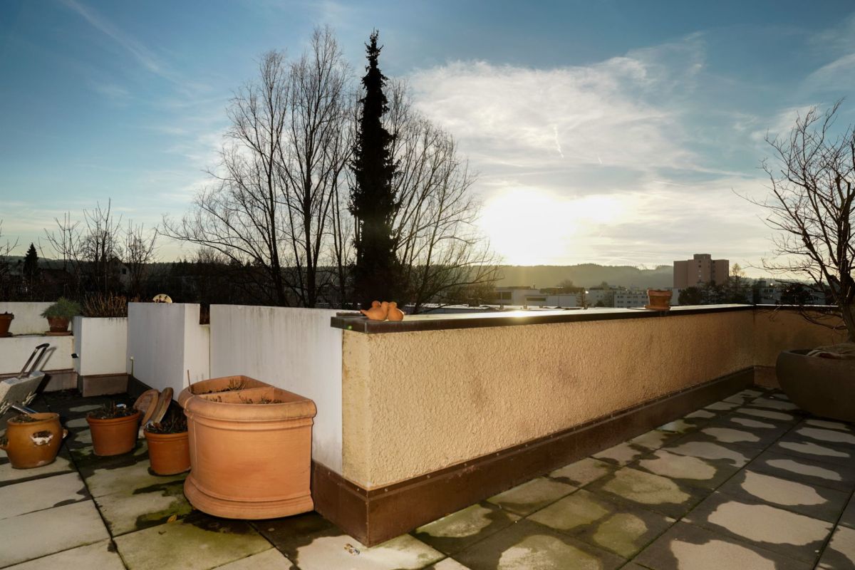 Dachterrasse mit Wintersonnenuntergang