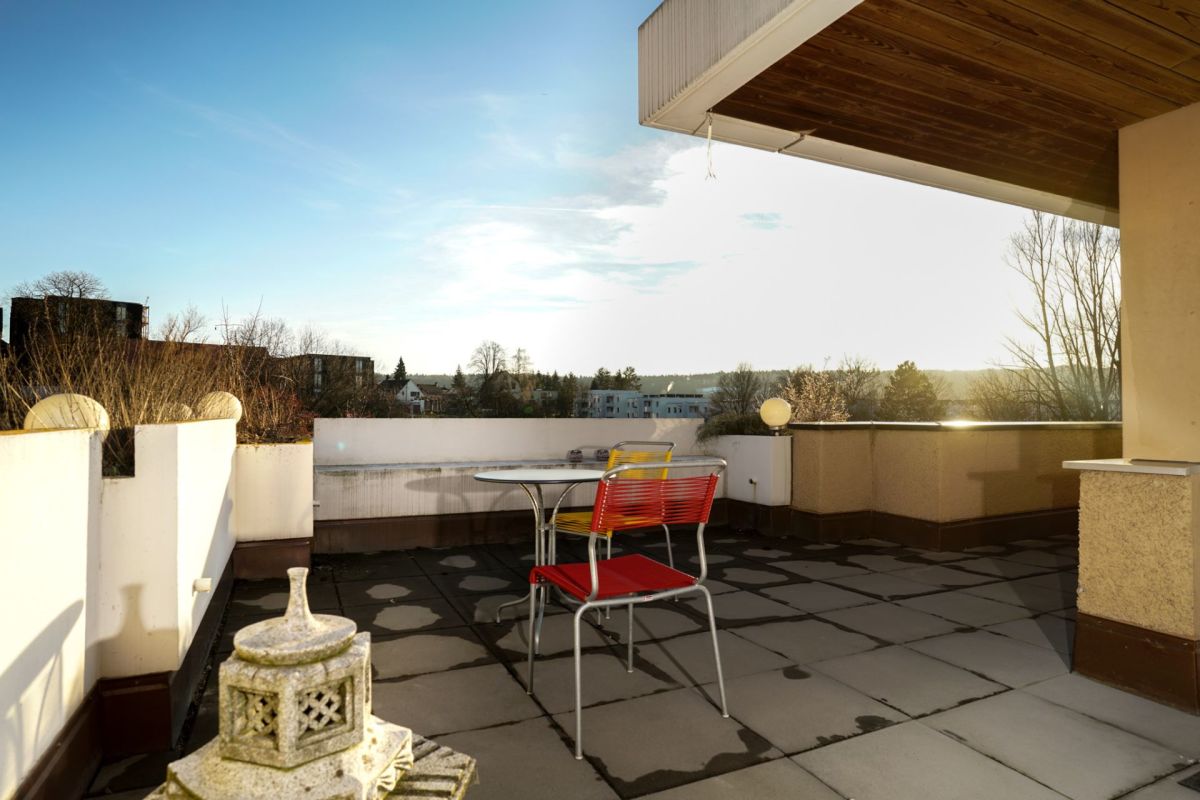 Dachterrasse mit Sitzplatz und Stadtblick