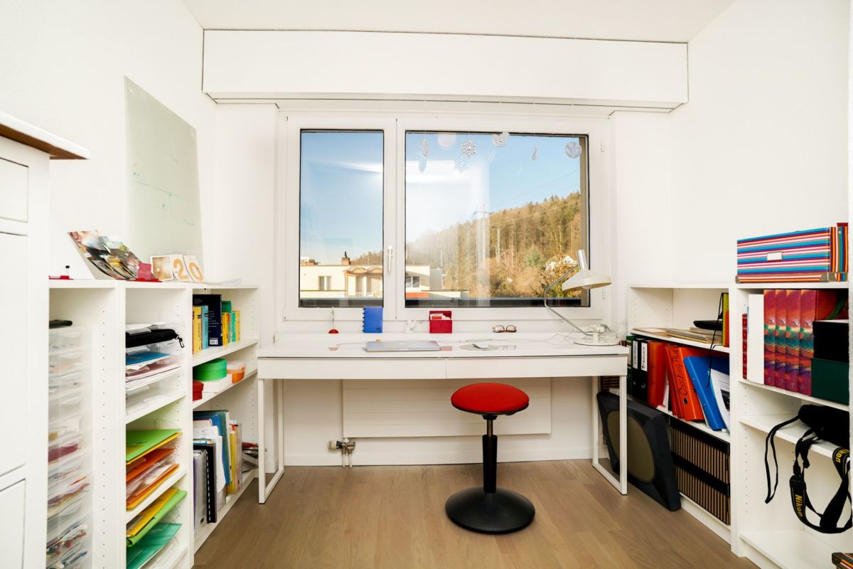 Arbeitszimmer mit Fenster und Regalsystemen