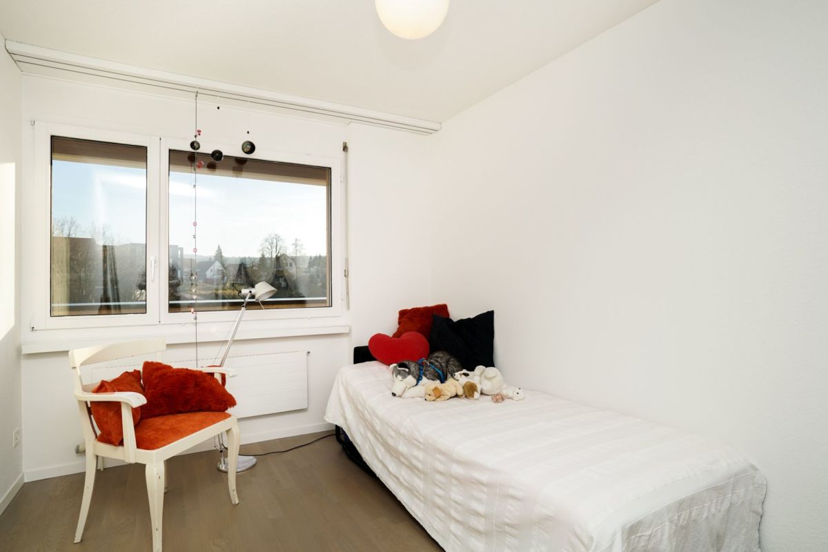 Helles kleines Schlafzimmer mit Einzelbett