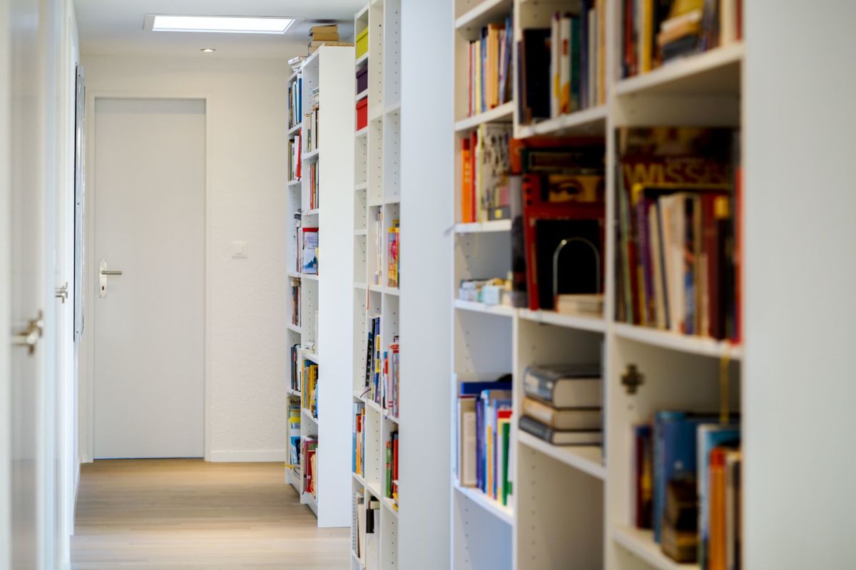 Heller Flur mit Bücherregalen