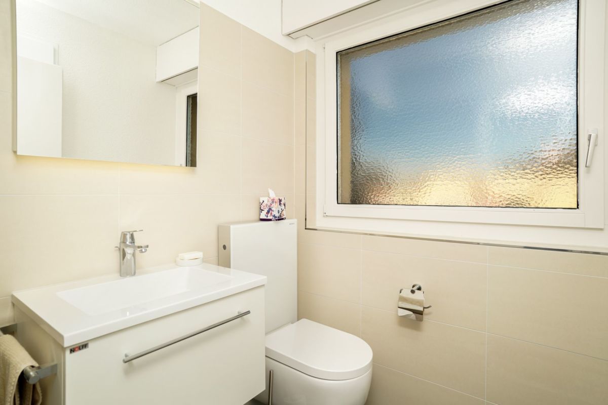 Gäste-WC mit Fenster und Waschtisch