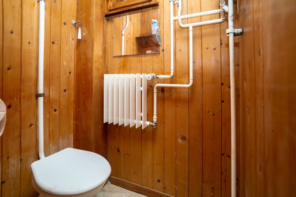 Kleiner Hauswirtschaftsraum mit Holzverkleidung