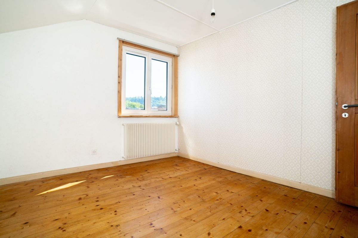 Leerer heller Raum mit Holzboden