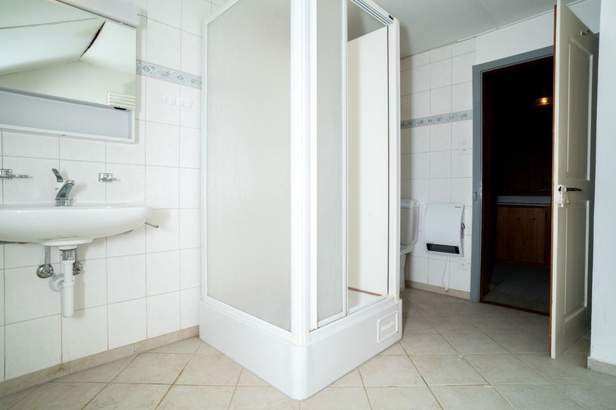 Badezimmer mit Dusche und Waschbecken