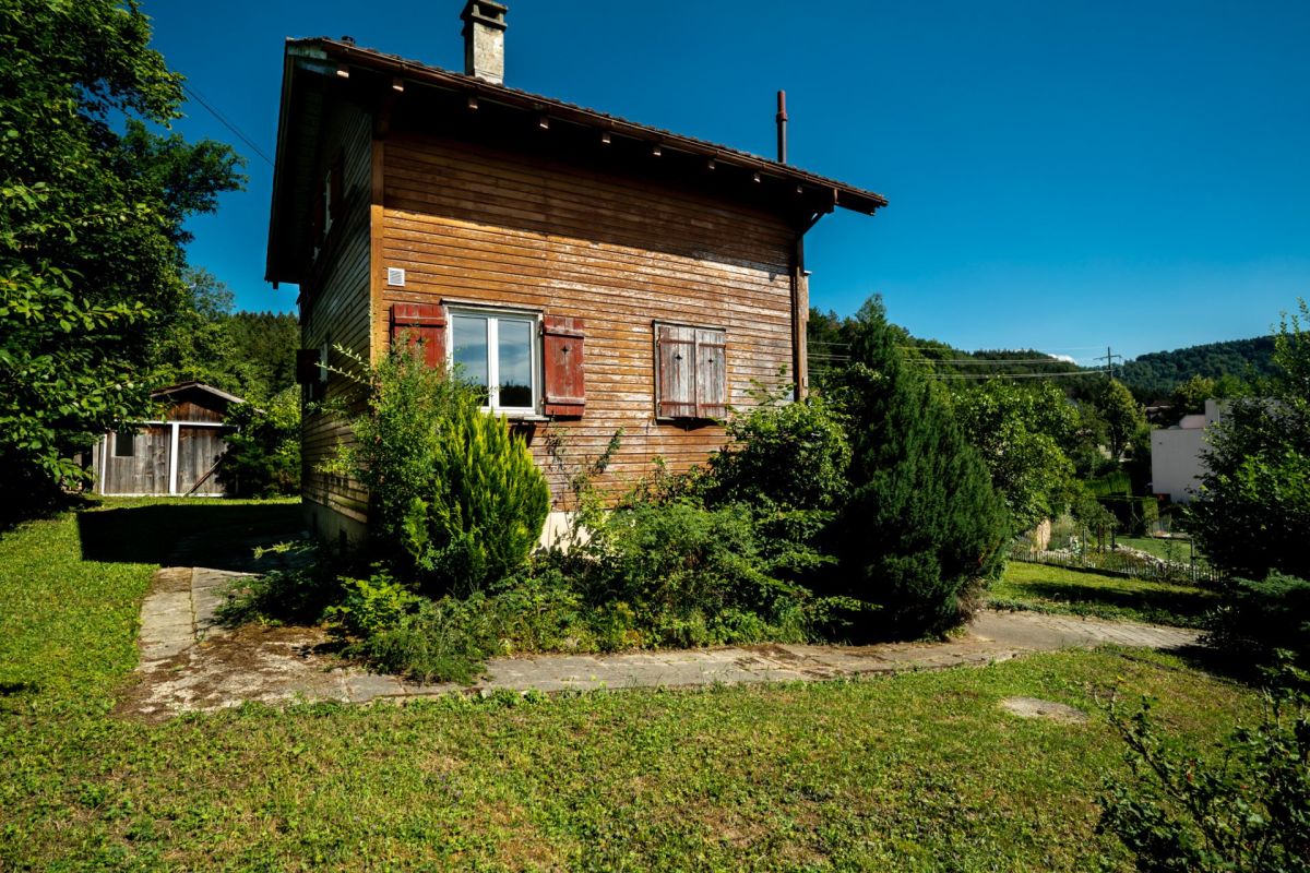 Holzhaus mit Gartenansicht