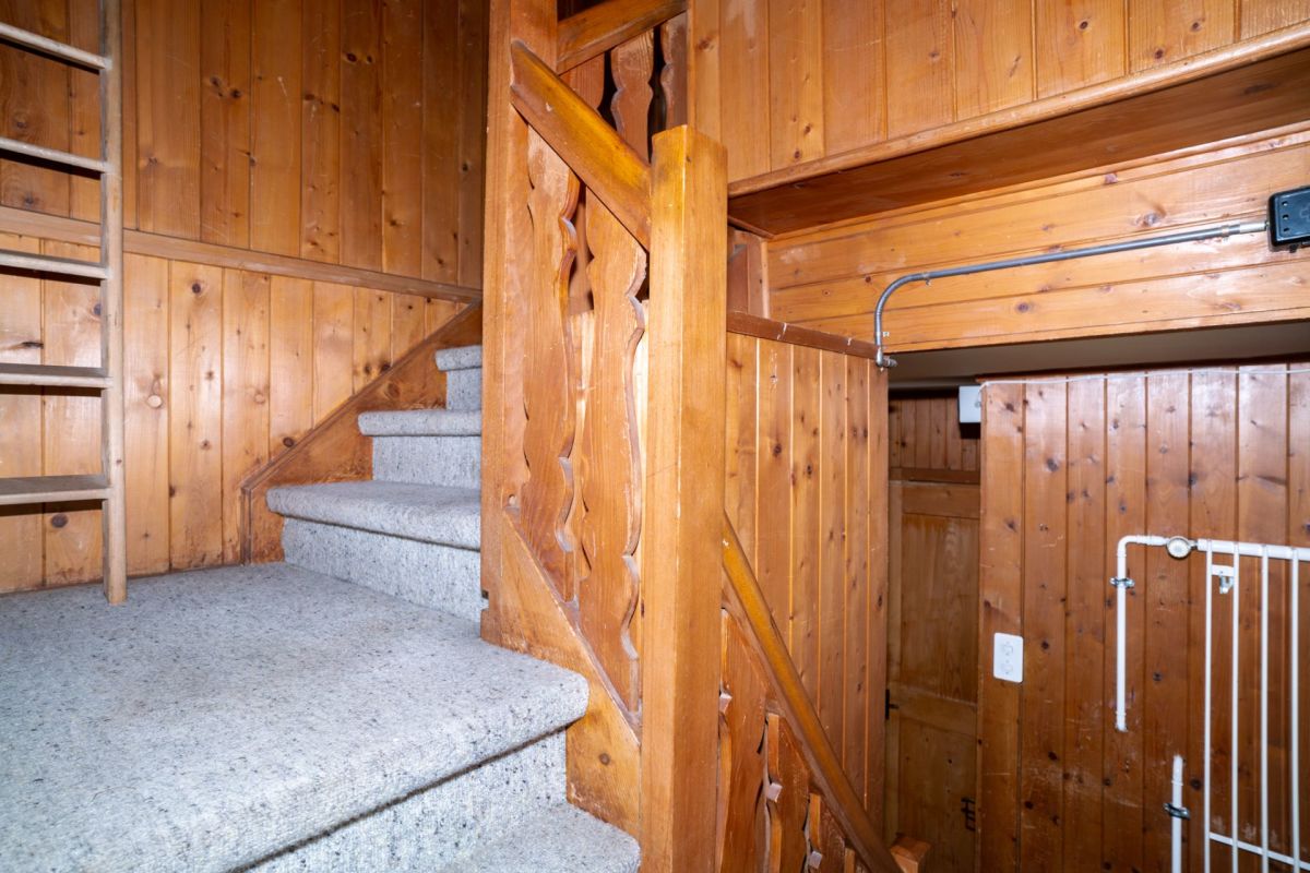 Holzvertäfelter Treppenbereich