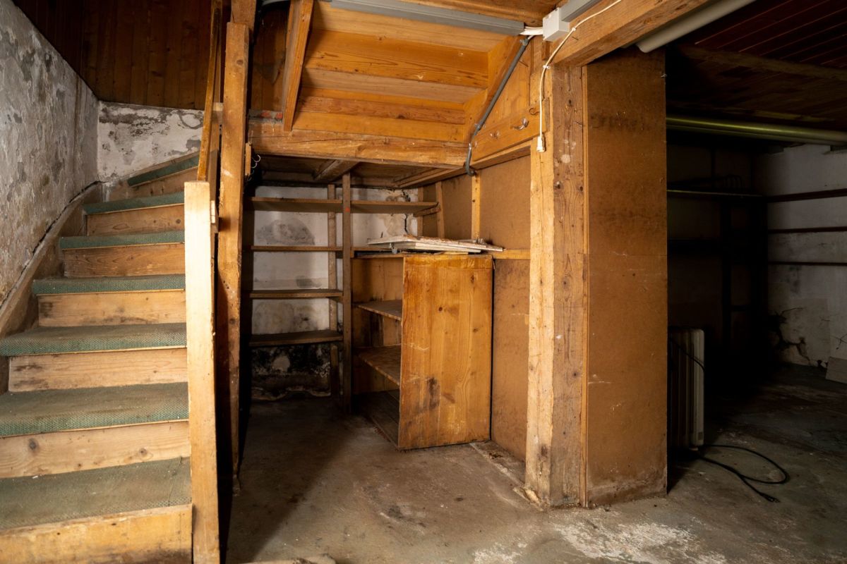Keller mit Holztreppe und Abstellbereich