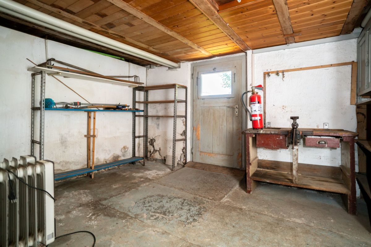 Werkraum oder Garage mit alter Holztür