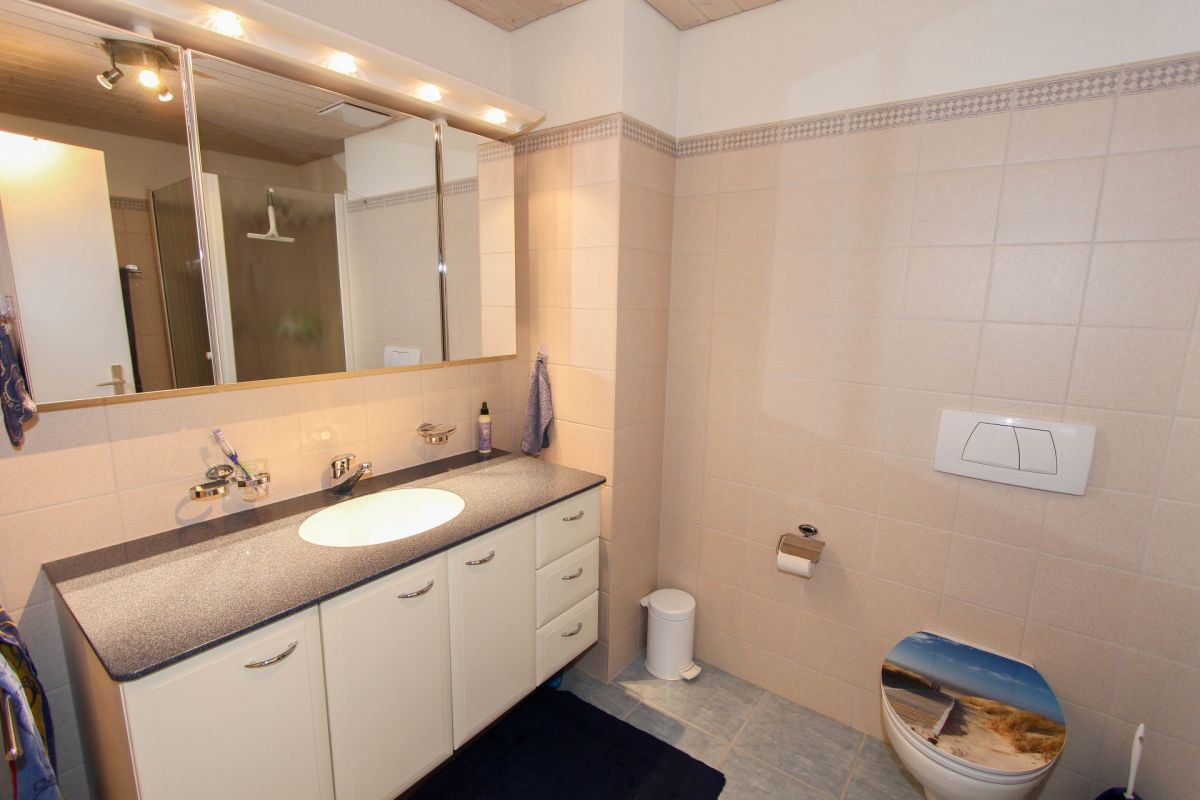 Badezimmer mit Waschtisch und Toilette