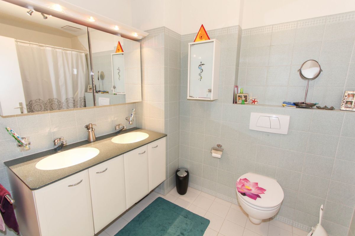 Modernes Badezimmer mit Doppelwaschbecken und WC