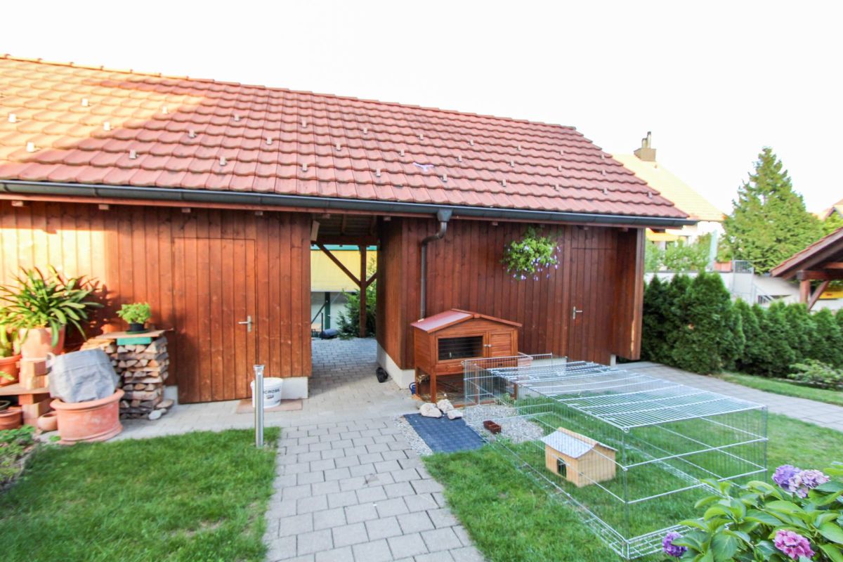 Außenansicht eines Holzgebäudes mit Garten