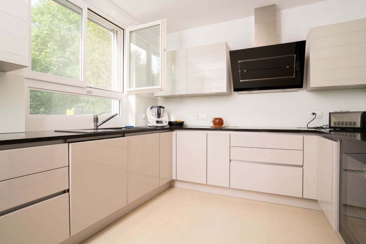 Moderne Einbauküche mit großen Fenstern