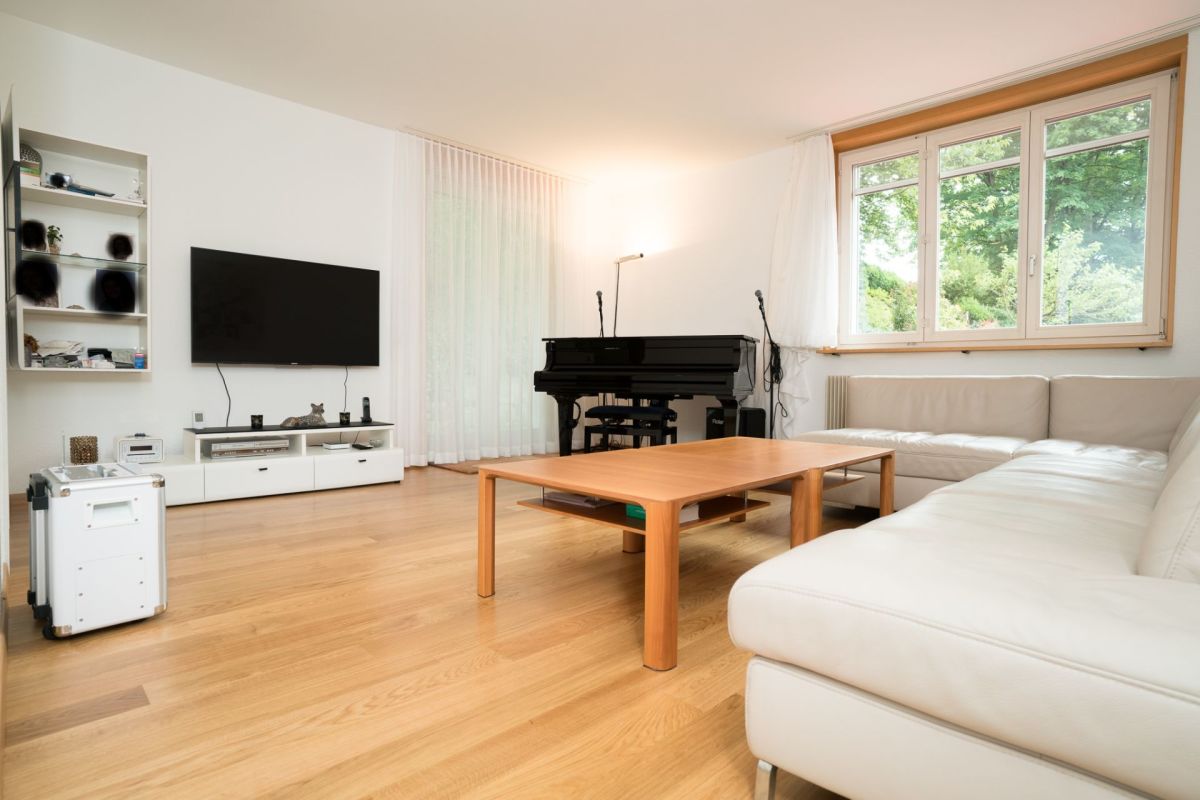 Helles Wohnzimmer mit Klavier und Sofa