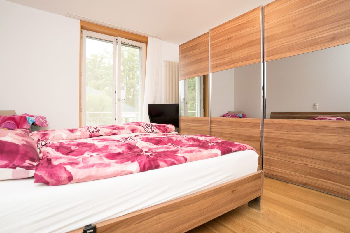 Schlafzimmer mit Holzschrankwand