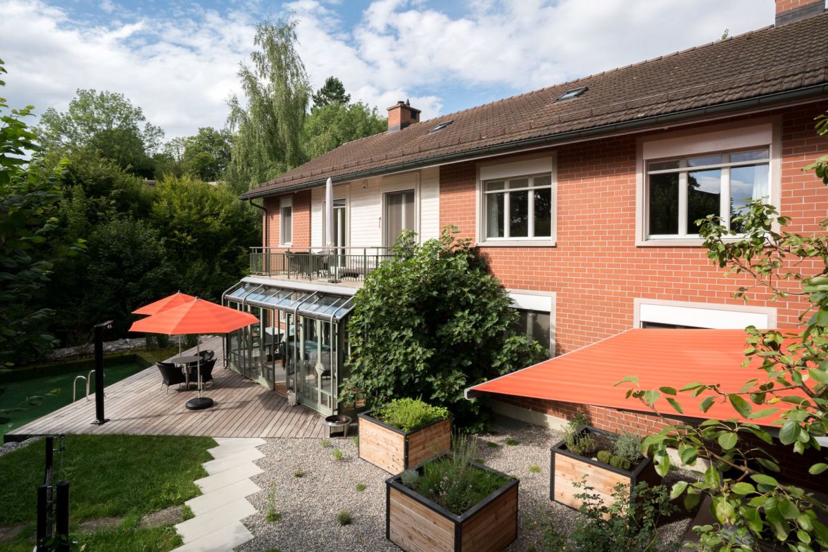 Gartenansicht eines zweigeschossigen Hauses mit Terrasse