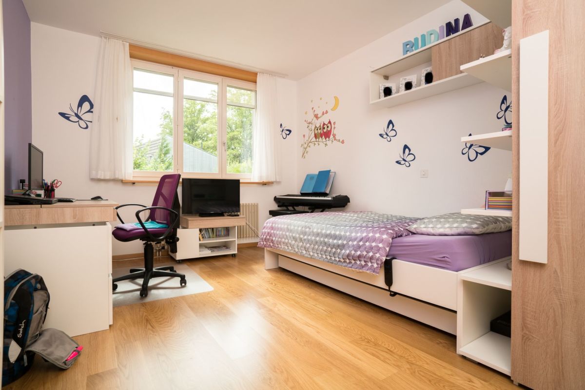 Kinderzimmer mit Bett und Arbeitsplatz