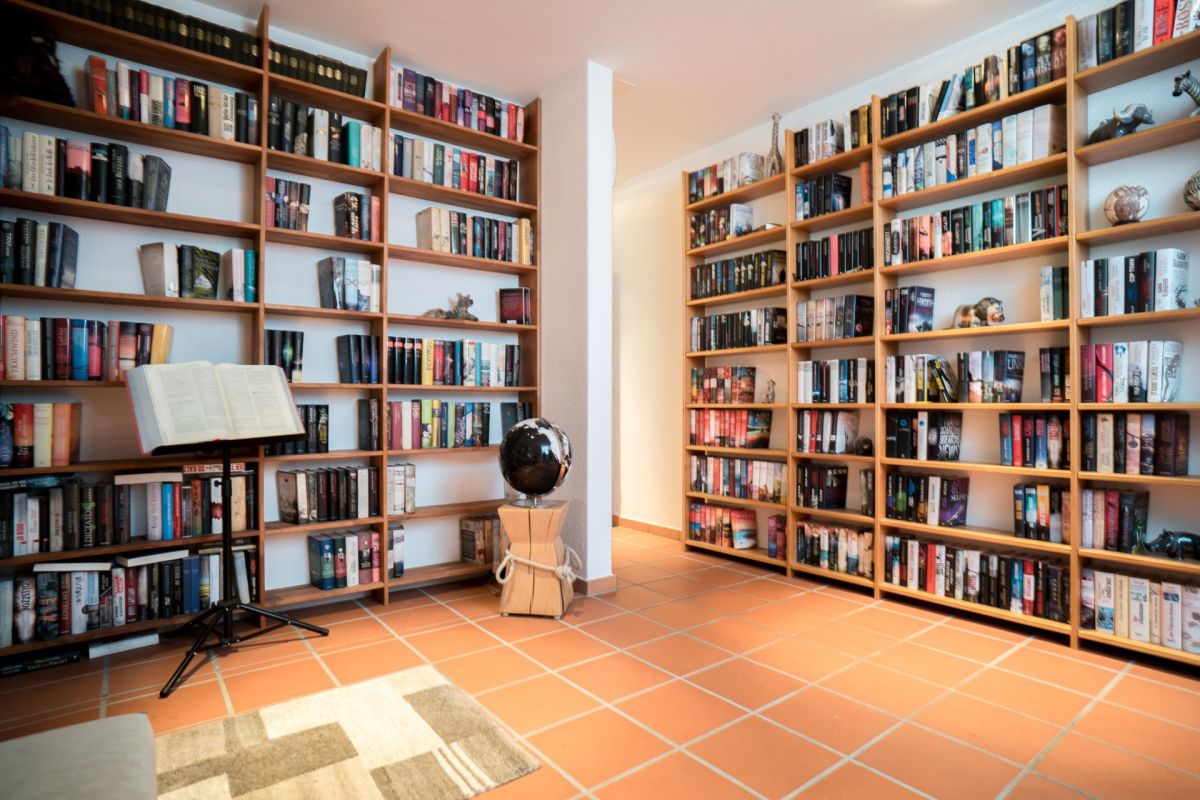 Bibliotheksraum mit raumhohen Bücherregalen