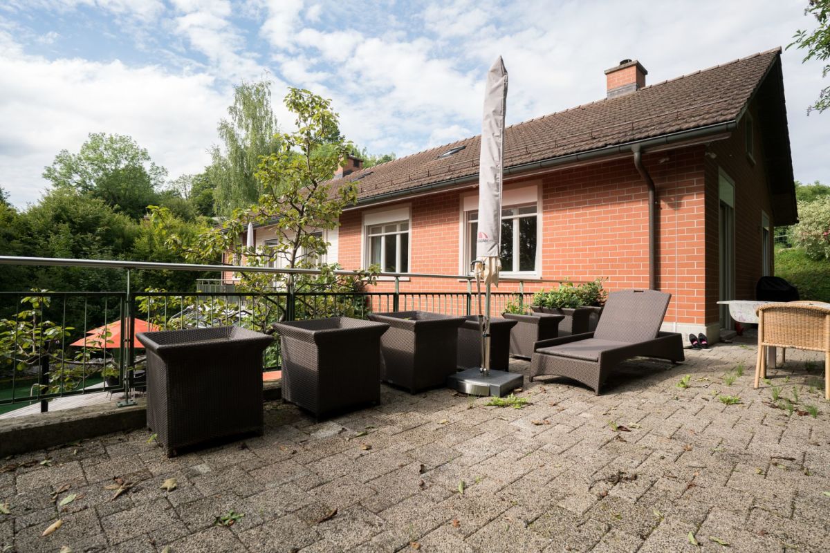 Terrasse mit Sitzmöbeln am Haus