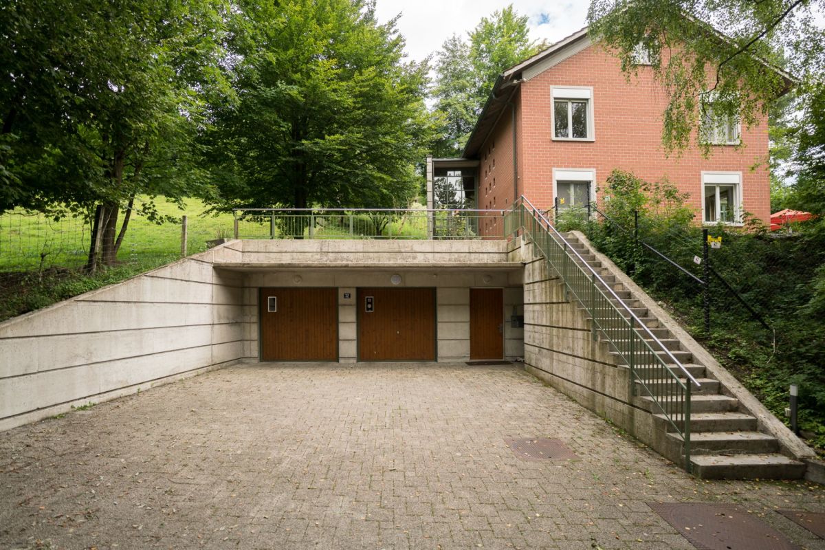 Haus mit Zufahrt und Tiefgarage