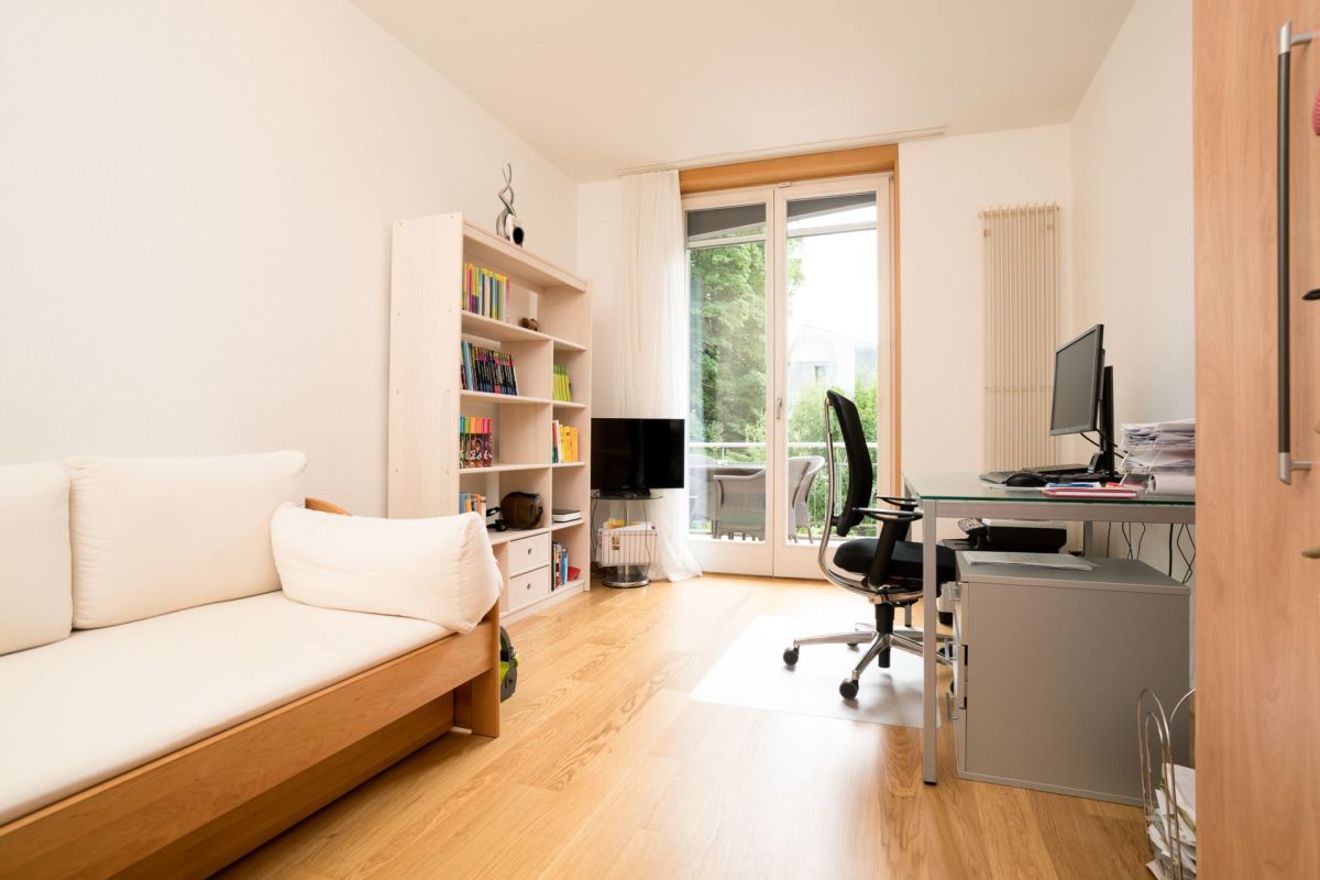 Helles Arbeitszimmer mit Balkonzugang
