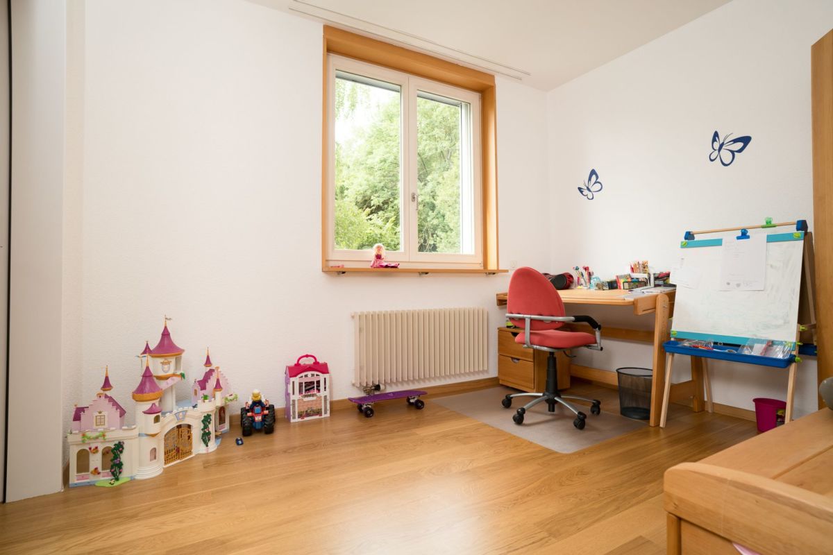 Kinderzimmer mit Schreibtisch und Spielzeug
