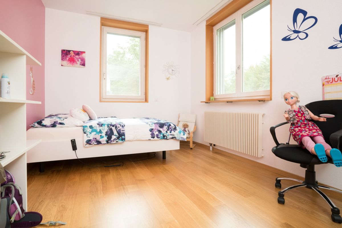 Kinderzimmer mit hellem Holzboden