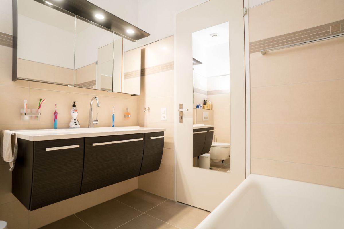 Modernes Badezimmer mit Doppelwaschtisch und Badewanne