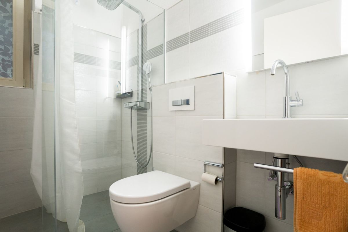 Modernes Badezimmer mit Dusche und wandhängendem WC