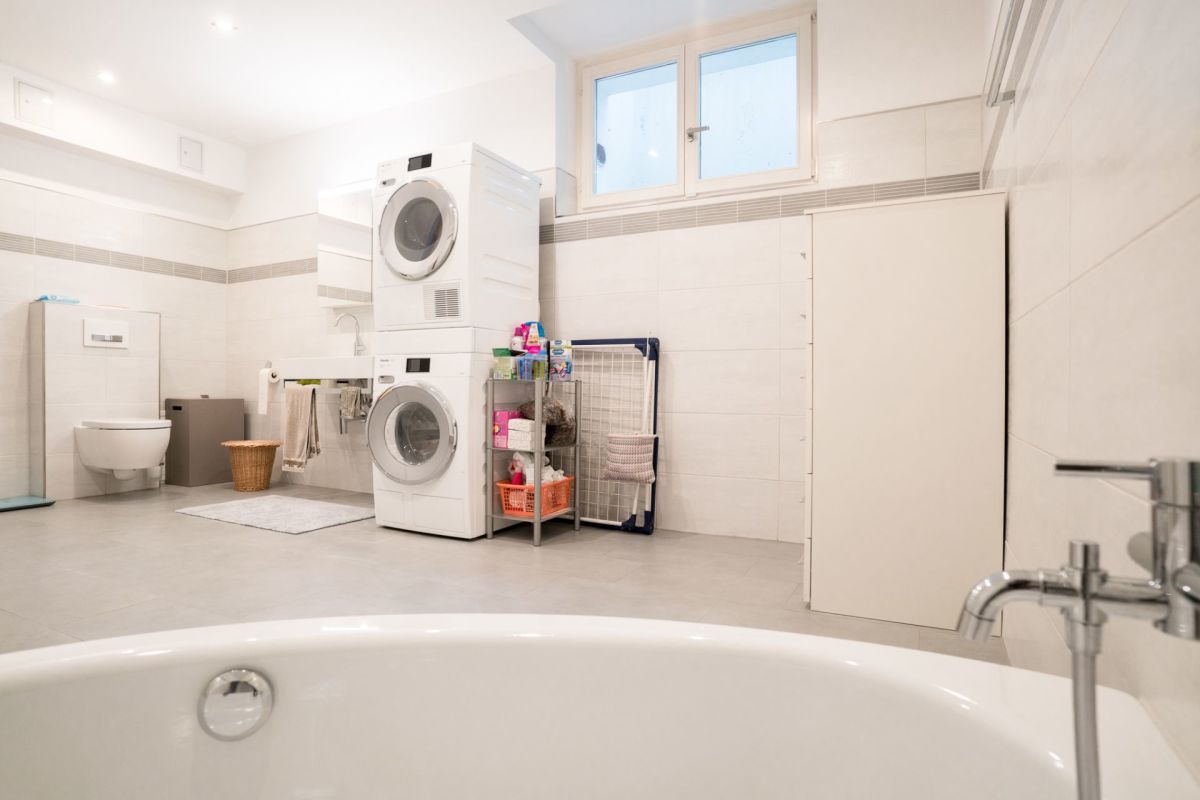 Badezimmer mit Waschküchenbereich