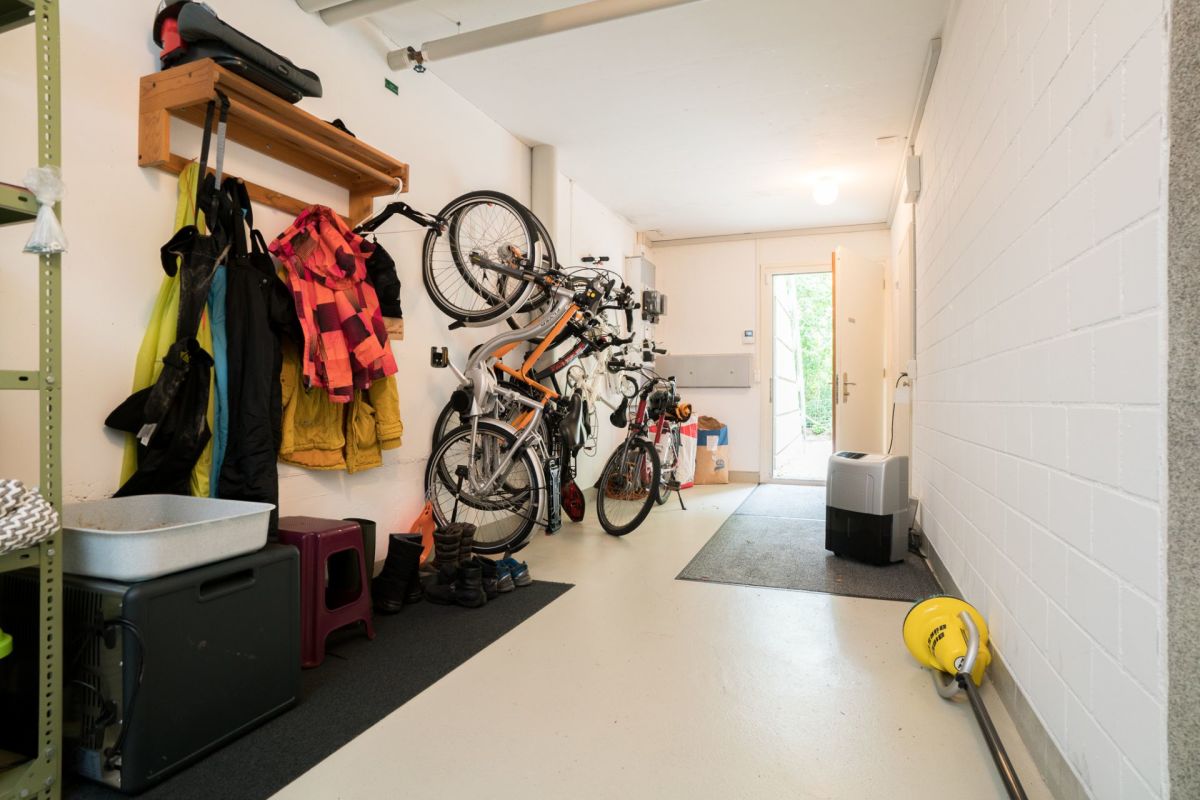 Abstellraum mit Fahrrädern und Garderobe