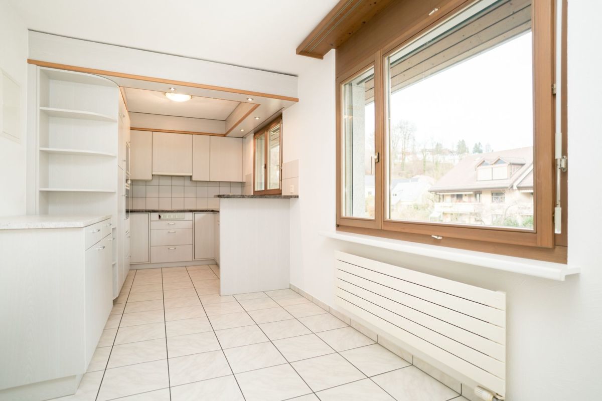 Helle Küche mit großen Holzfenstern
