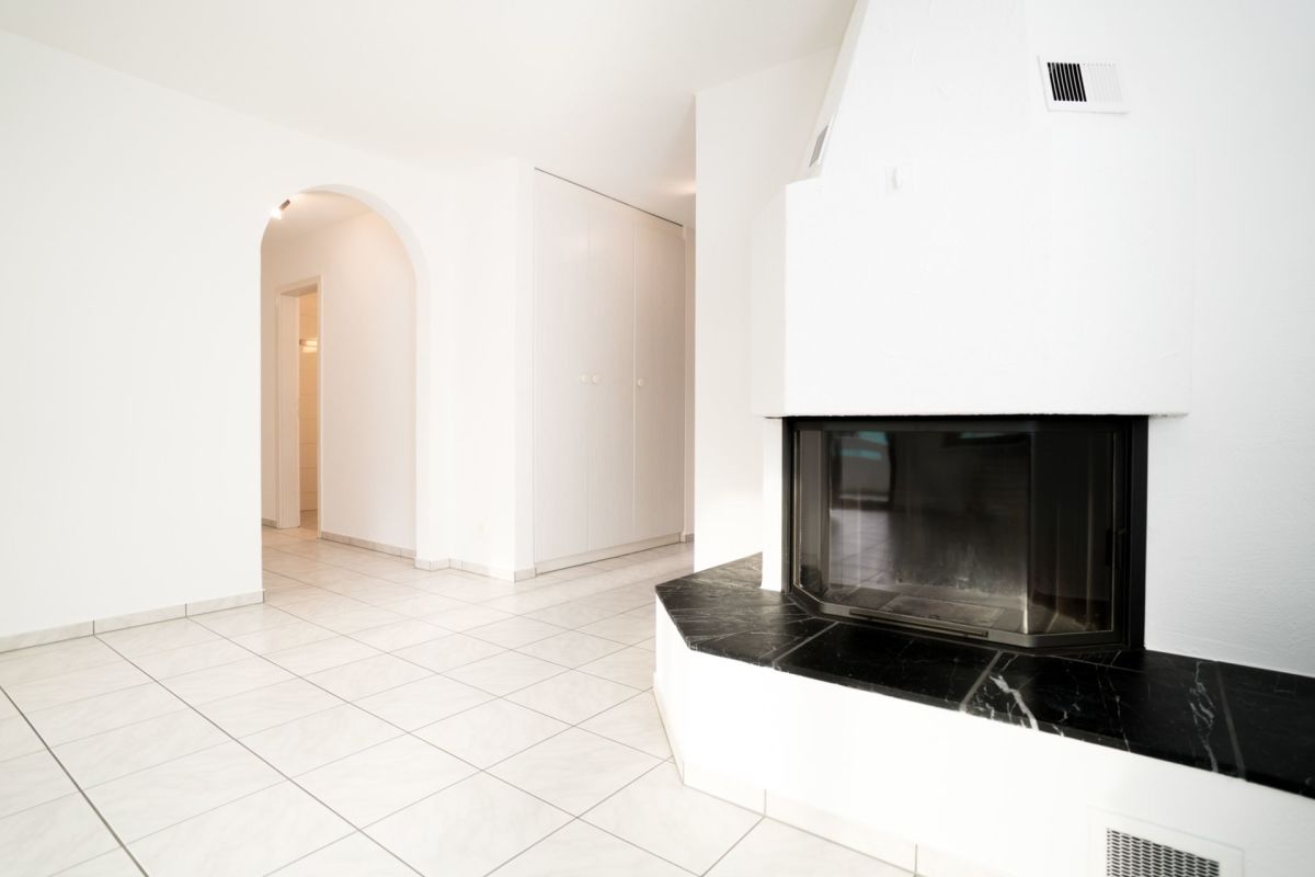 Wohnraum mit Kamin und Fliesenboden