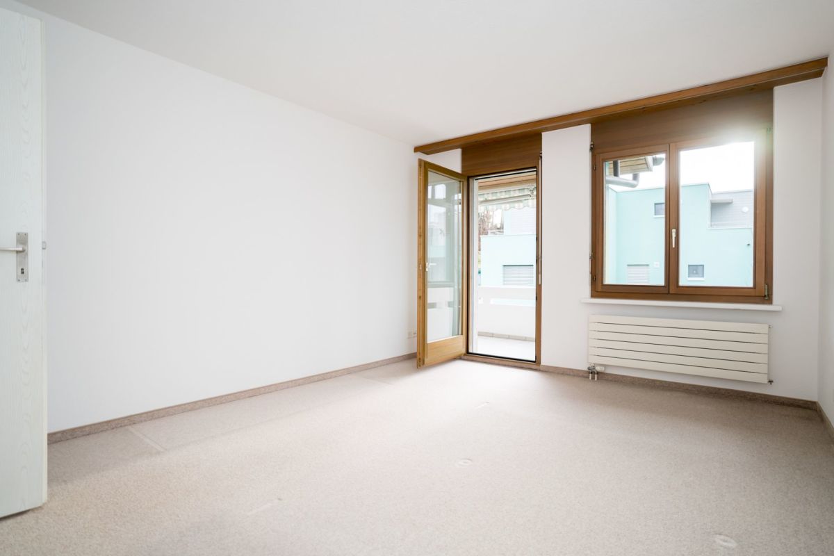 Helles leeres Zimmer mit Balkonzugang
