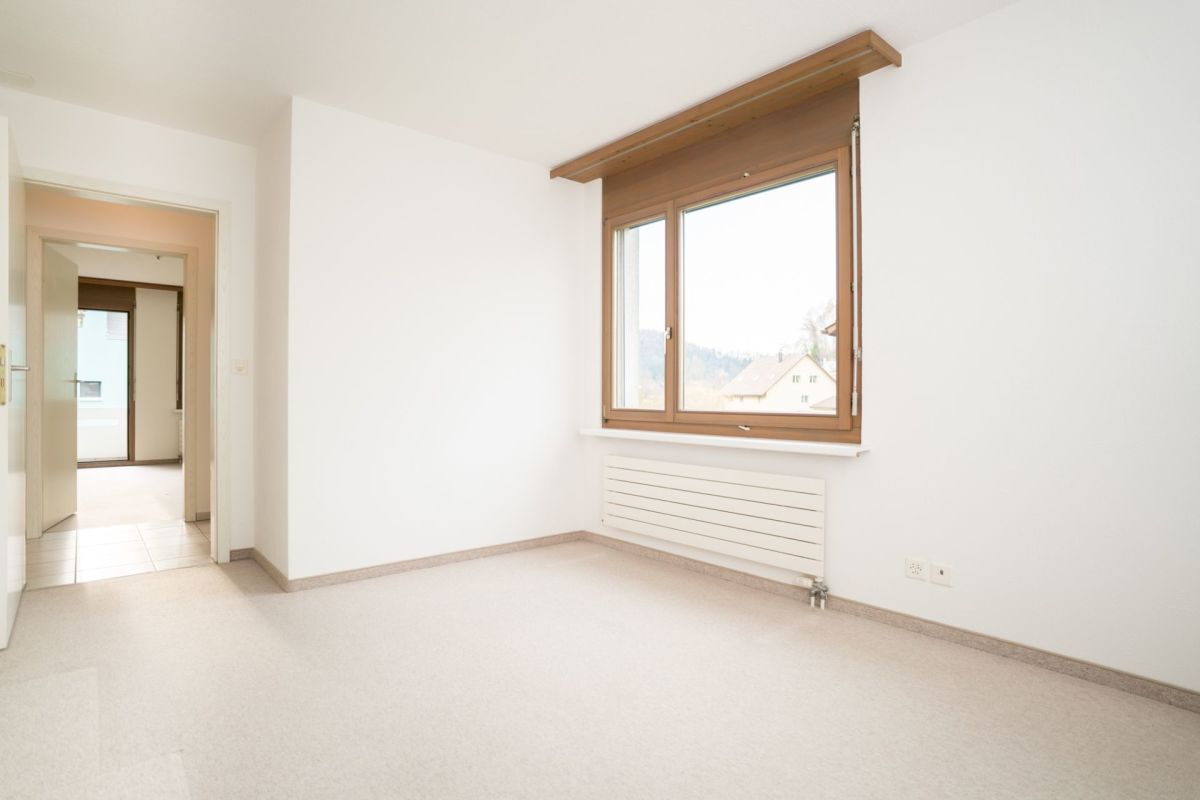 Heller leerer Raum mit Fenster und Heizkörper