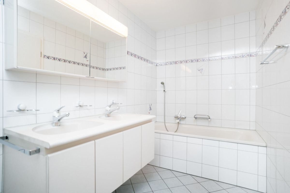 Helles Badezimmer mit Badewanne und Doppelwaschbecken