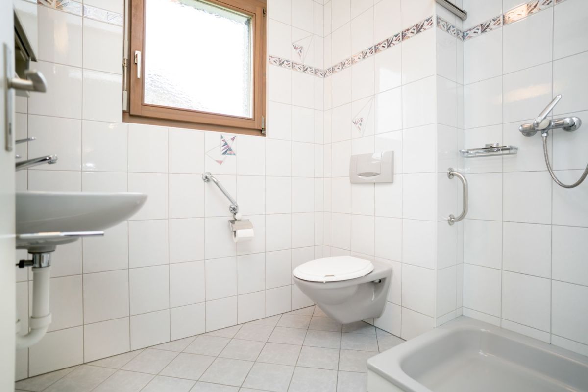 Badezimmer mit WC und Dusche