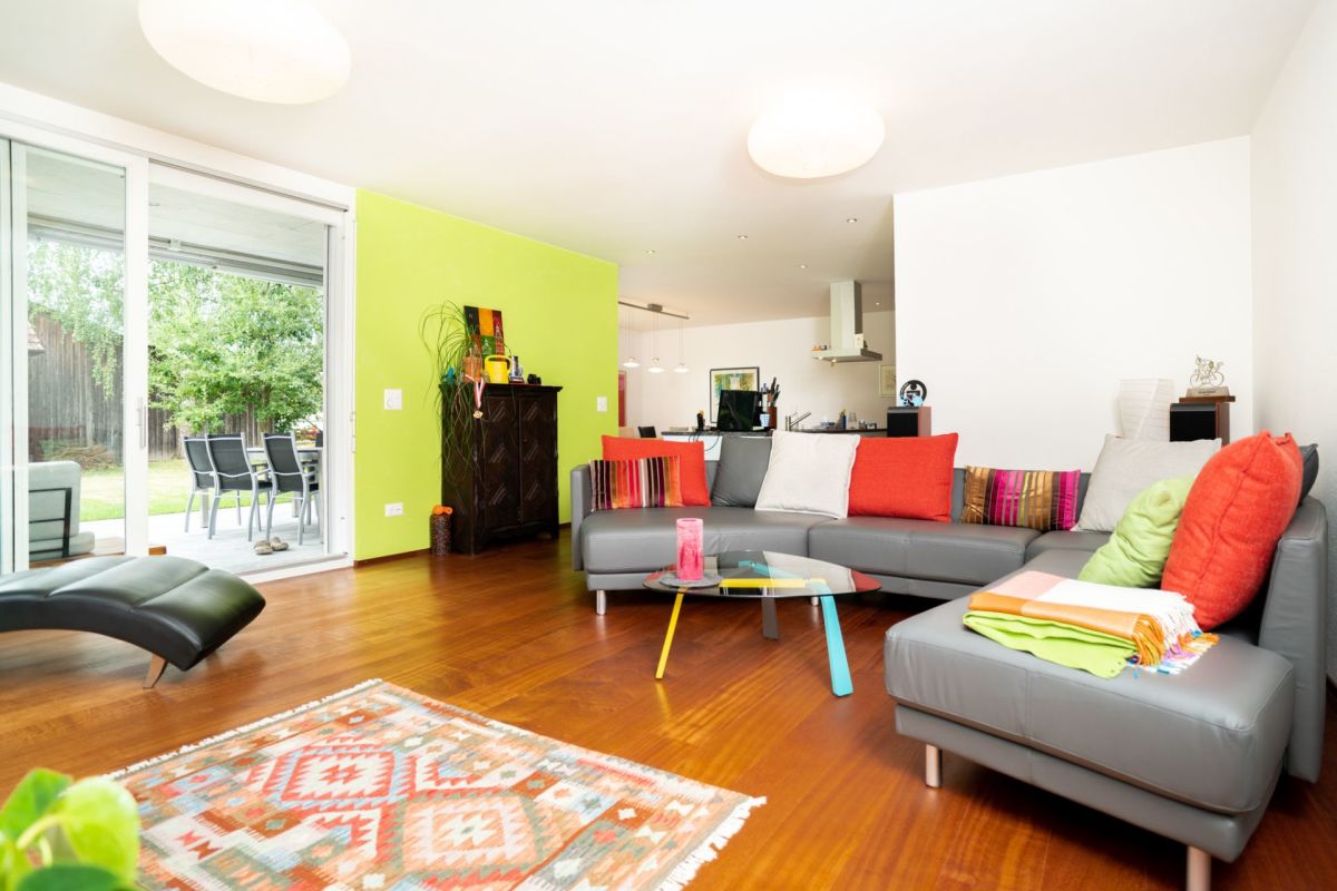 Wohnzimmer mit offener Verbindung nach draußen