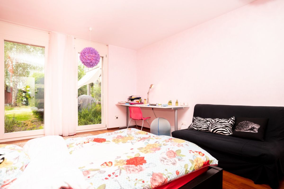 Helles Schlafzimmer mit Arbeitsbereich
