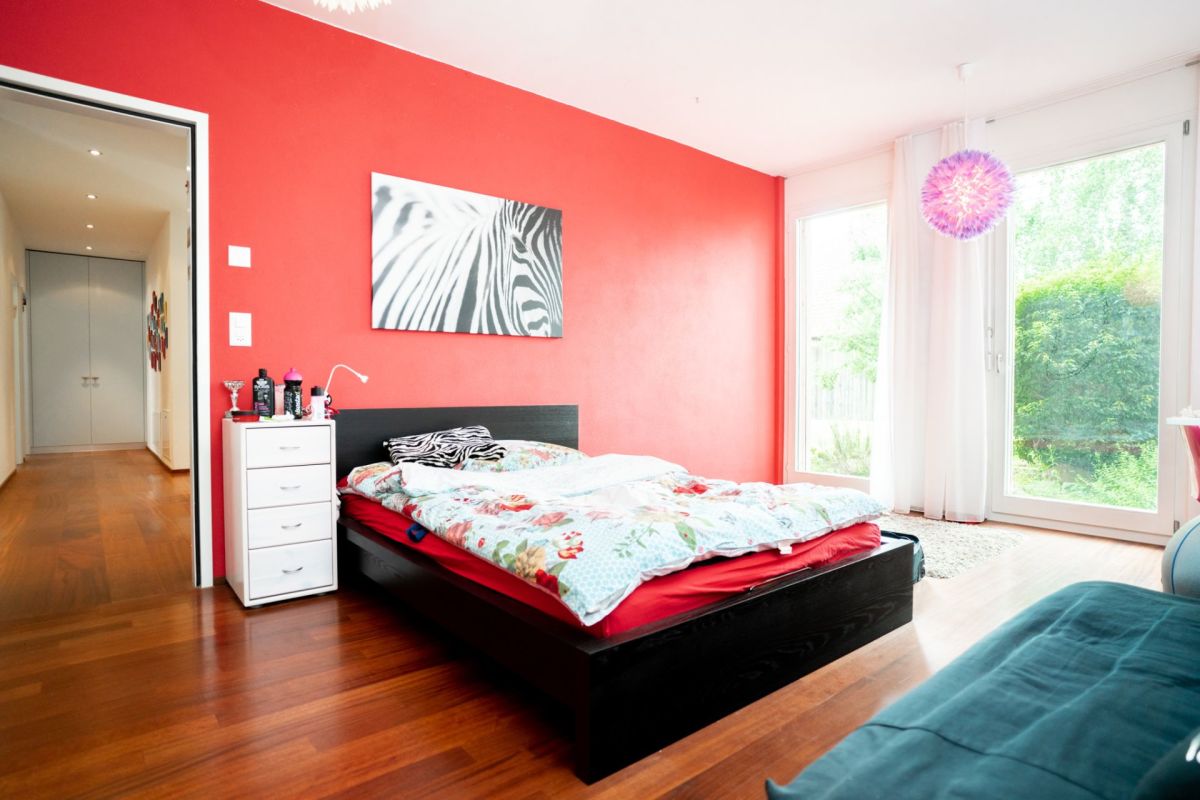 Farbiges Schlafzimmer mit Balkonblick