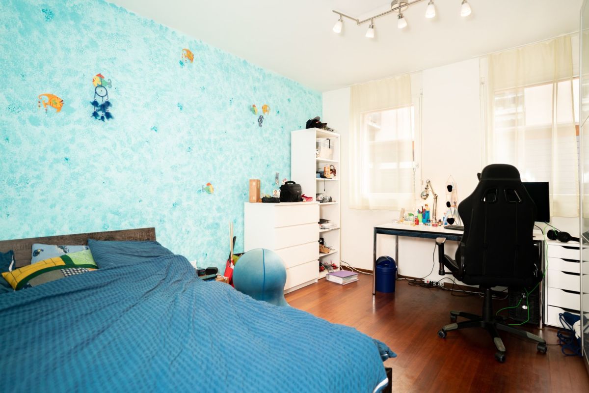 Jugendzimmer mit Arbeitsplatz