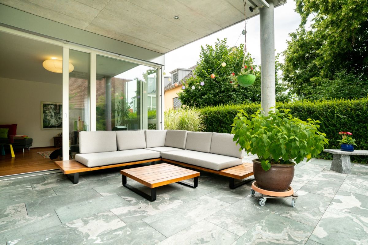 Terrasse mit Loungebereich und Gartenblick