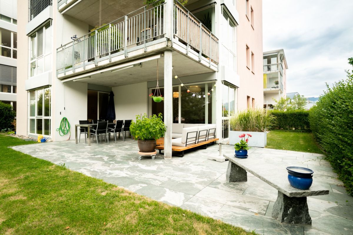 Außenansicht mit Terrasse und Garten