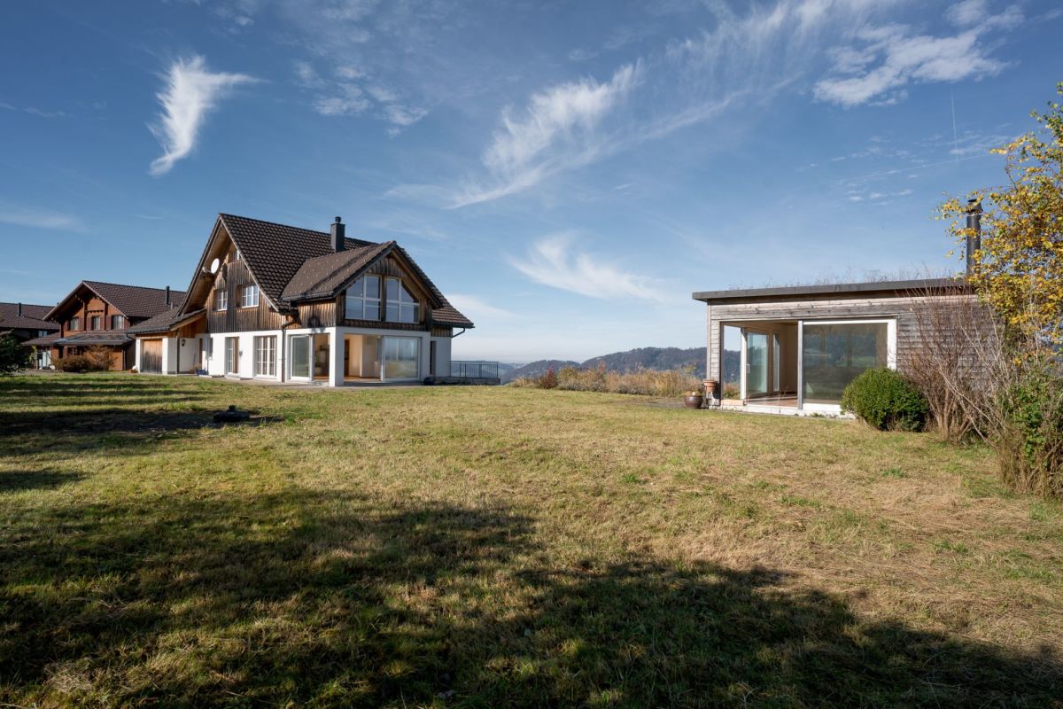 Weitläufiges Haus mit Garten und Nebengebäude