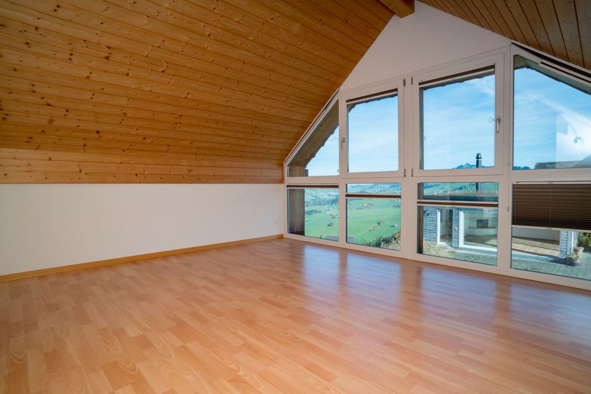 Heller Dachraum mit Panoramafenstern