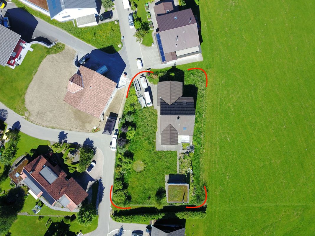 Luftaufnahme eines Wohnhauses mit großem Grundstück