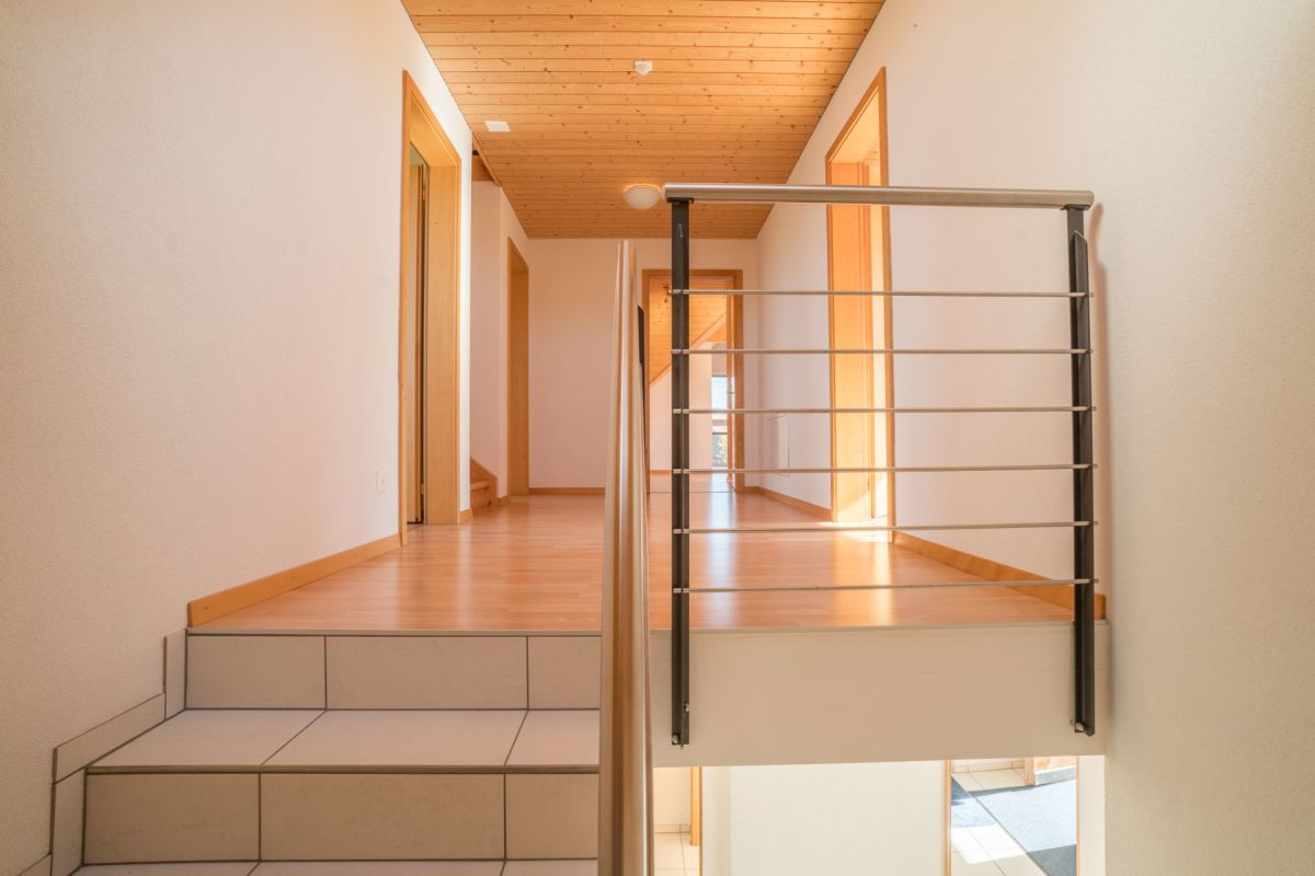 Heller Flur mit Treppe und Geländer