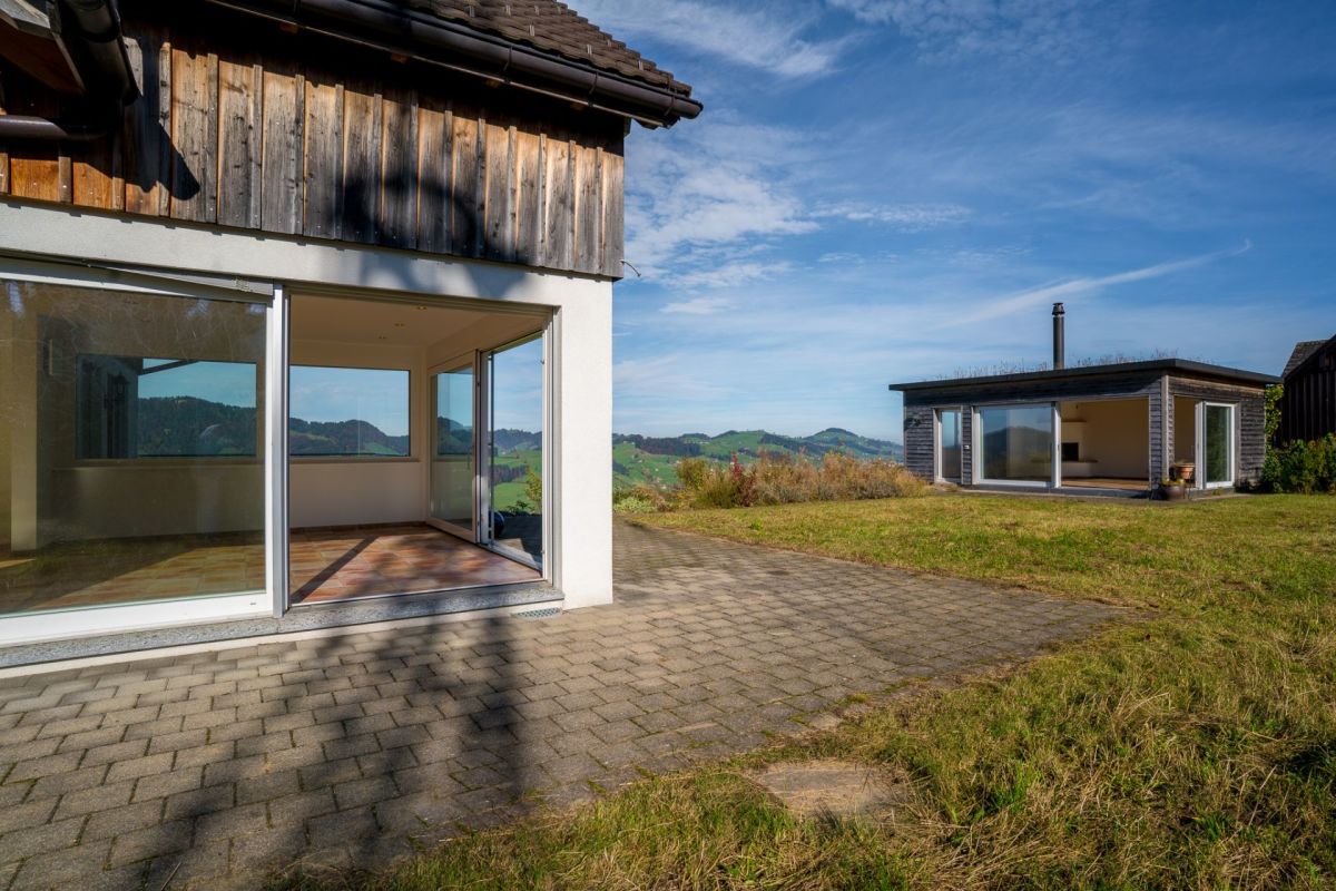 Ländliches Haus mit Terrasse und Garten