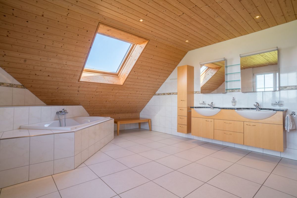 Helles Badezimmer mit Dachfenster und Doppelwaschtisch